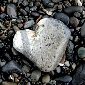 Hjärtformad sten på strand